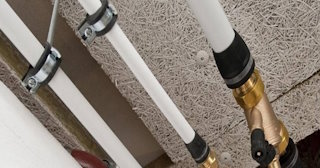 Замена труб водоснабжения в квартире: цена от 2077 руб. - СантехДомСтг